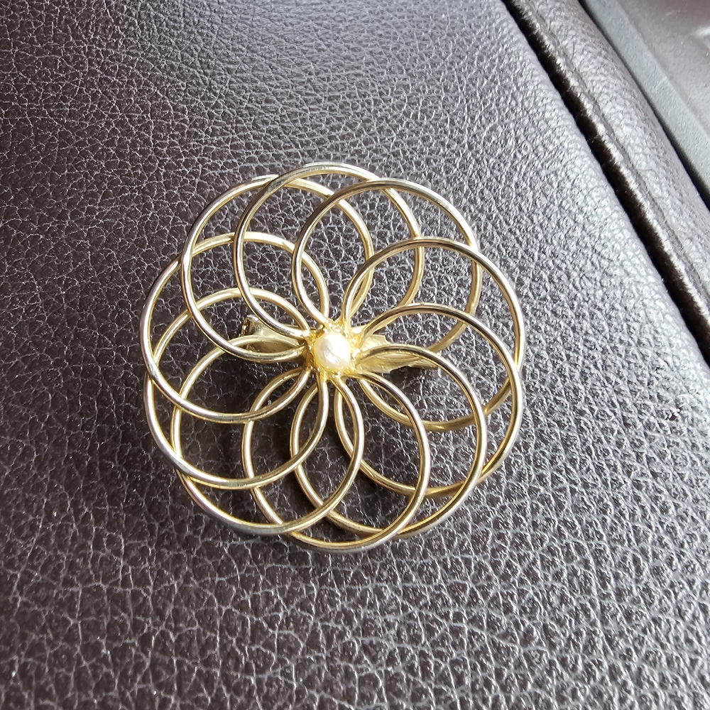 Elegant Goldtone & Pearl Floral Brooch.